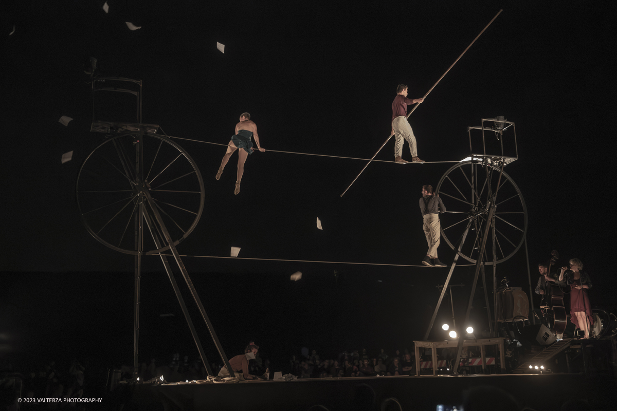 _G3I9080-Migliorato-NR.jpg - 10/06/2023. Torino, Vauda Grande. Lo straordinario e suggestivo spettacolo Sodade, Ã¨ stato portato in scena dalla compagnia francese Cirque Rouages protagonisti quattro acrobati e 2 musicisti