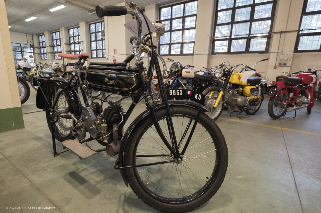 _DSF9758.jpg - 19/04/2021.Torino. Terrot 250 A; 1922. Questo modello tipo A monta un motore monocilindrico orizzontale a 2 tempi; cambio a 2 velocitÃ  con trasmissione finale a cinghia e sospensione anteriore a balestra. Un modello con un seccolo di storia; il pezzo piÃ¹ antico che verrÃ  battuto in asta.