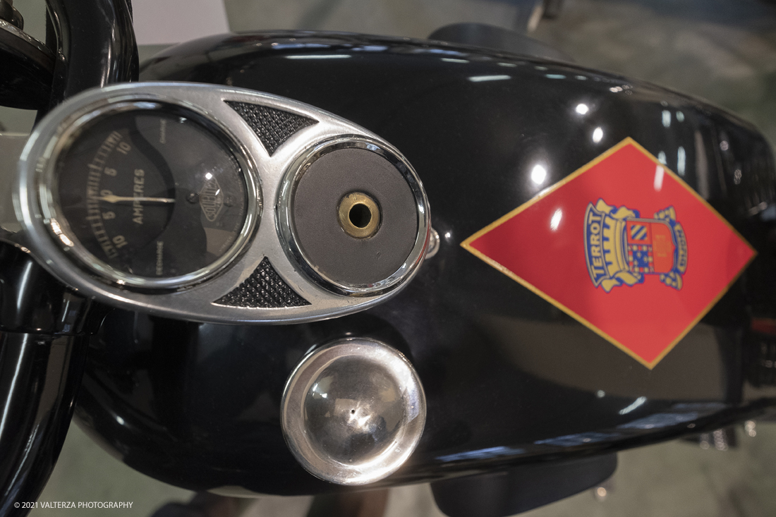 _DSF9782.jpg - 19/04/2021.Torino. Terrot HOS 350 Sportluxe; 1930. Uno dei prodotti di maggior successo della famosa casa Terrot fu iquesto modello denominato HOS con motore da 350 cc monocilindrico a 4 tempi a valvole laterali. Pezzo di elevato valore. Particolare