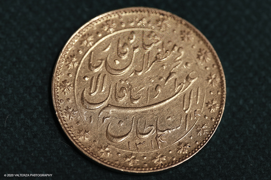 _G3I8072.jpg - 09/12/2020.Torino. . Allâ€™asta numismatica alcune raritÃ  di duemila anni di storia., valore totale di base d'asta piÃ¹ di 2Mil di Euro. Nella foto Muzaffar al-Din Shah (AH 1313-24 1896-1907) - 10 Toman AH 1314 (1896) - Zecca: Teheran - Diritto: busto in uniforme di Muzaffar al-Din Shah di tre quarti verso sinistra - Rovescio: legenda e data all'interno di una corona a motivi floreali - Di grande raritÃ  Lotto 1238