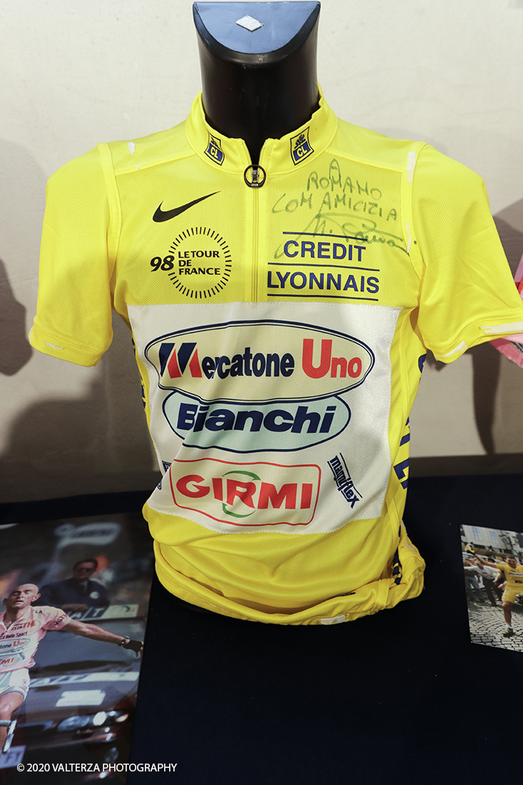 _G3I7749.jpg - 07/12/2020. Torino. Cimeli sportivi dei grandi campioni di ciclismo, calcio e basket. Nella foto Marco Pantani â€“ maglia gialla 85Â° Tour de France â€“ 1998 con con dedica di Pantani.. Lotto d'asta 33