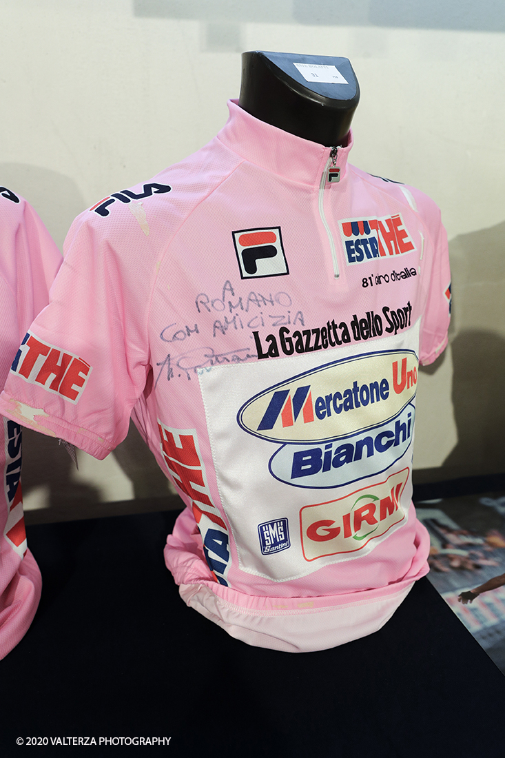 _G3I7754.jpg - 07/12/2020. Torino. Cimeli sportivi dei grandi campioni di ciclismo, calcio e basket. Nella foto Marco Pantani â€“ maglia rosa 81Â° giro dâ€™Italia â€“ 1998 con dedica di Pantani. Lotto d'asta 31