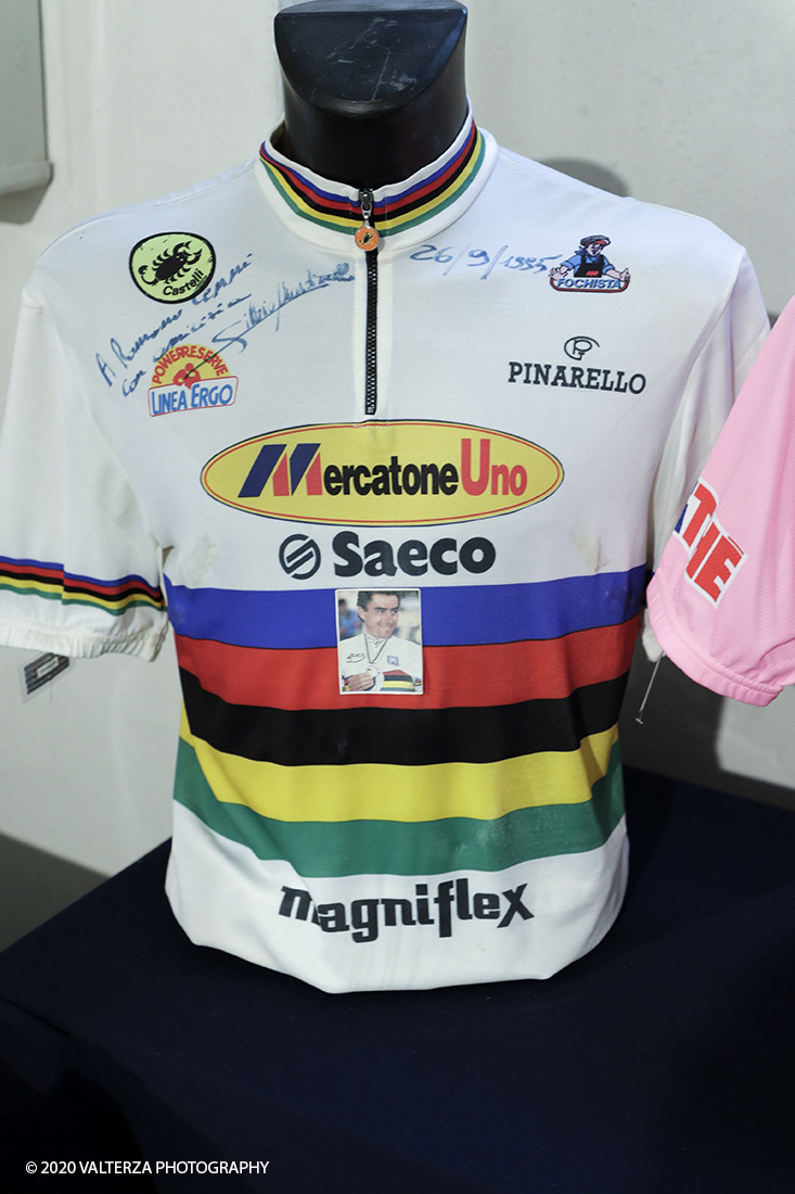 _G3I7758.jpg - 07/12/2020. Torino. Cimeli sportivi dei grandi campioni di ciclismo, calcio e basket. Nella foto Silvio Martinello â€“ maglia iridata team Mercatone Uno Saeco â€“ 1995. Maglia  commemorativa della vittoria ai mondiali su pista disputatisi a BogotÃ  nel settembre 1995  con firma autografa del corridore. Lotto d'asta 28