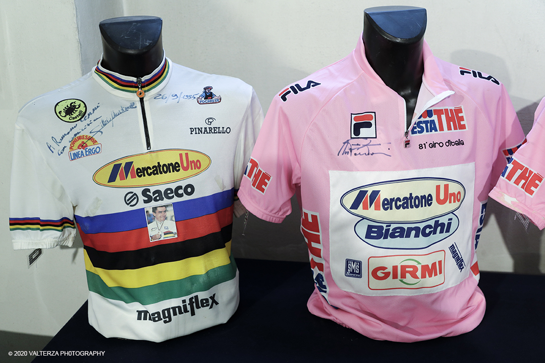 _G3I7761.jpg - 07/12/2020. Torino. Cimeli sportivi dei grandi campioni di ciclismo, calcio e basket. Nella foto Silvio Martinello â€“ maglia iridata team Mercatone Uno Saeco â€“ 1995. Lotto d'asta 28 e Marco Pantani â€“ maglia rosa 81Â° giro dâ€™Italia â€“ 1998 con firma autografa. Lotto d'asta 32