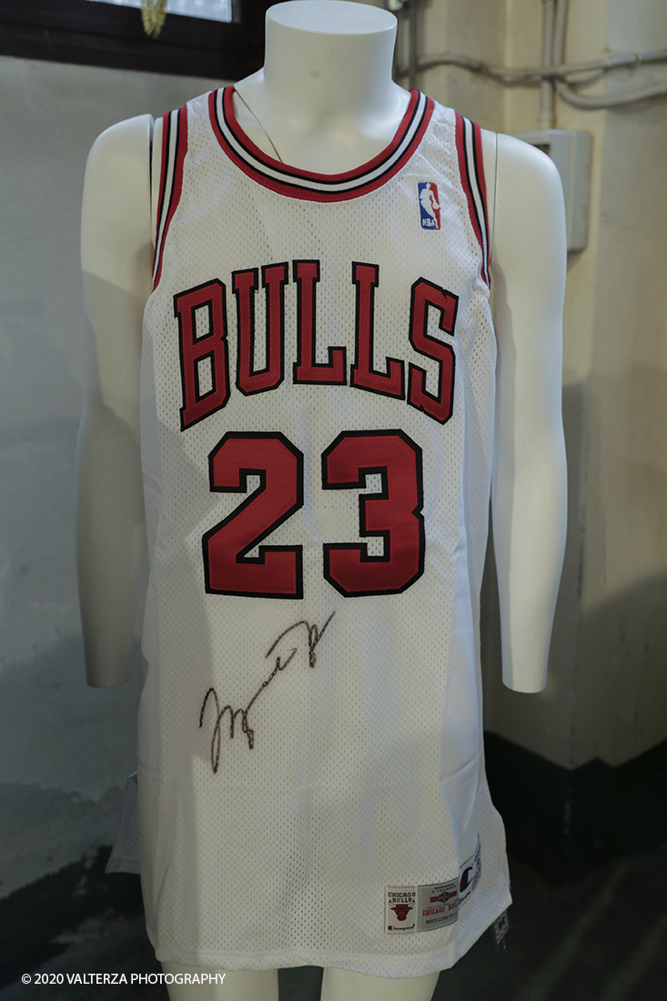 _G3I7877.jpg - 07/12/2020. Torino. Cimeli sportivi dei grandi campioni di ciclismo, calcio e basket. Nella foto Michael Jordan â€“ Chicago Bulls â€“ Stagione 1995-1996Maglia gara home Champion "Pro Cut" preparata per Michael Jordan per una partita interna della stagione 1995-1996 dei Chicago Bulls. Lotto d'asta 50