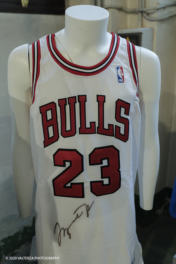 _G3I7880.jpg - 07/12/2020. Torino. Cimeli sportivi dei grandi campioni di ciclismo, calcio e basket. Nella foto Michael Jordan â€“ Chicago Bulls â€“ Stagione 1995-1996Maglia gara home Champion "Pro Cut" preparata per Michael Jordan per una partita interna della stagione 1995-1996 dei Chicago Bulls. Lotto d'asta 50