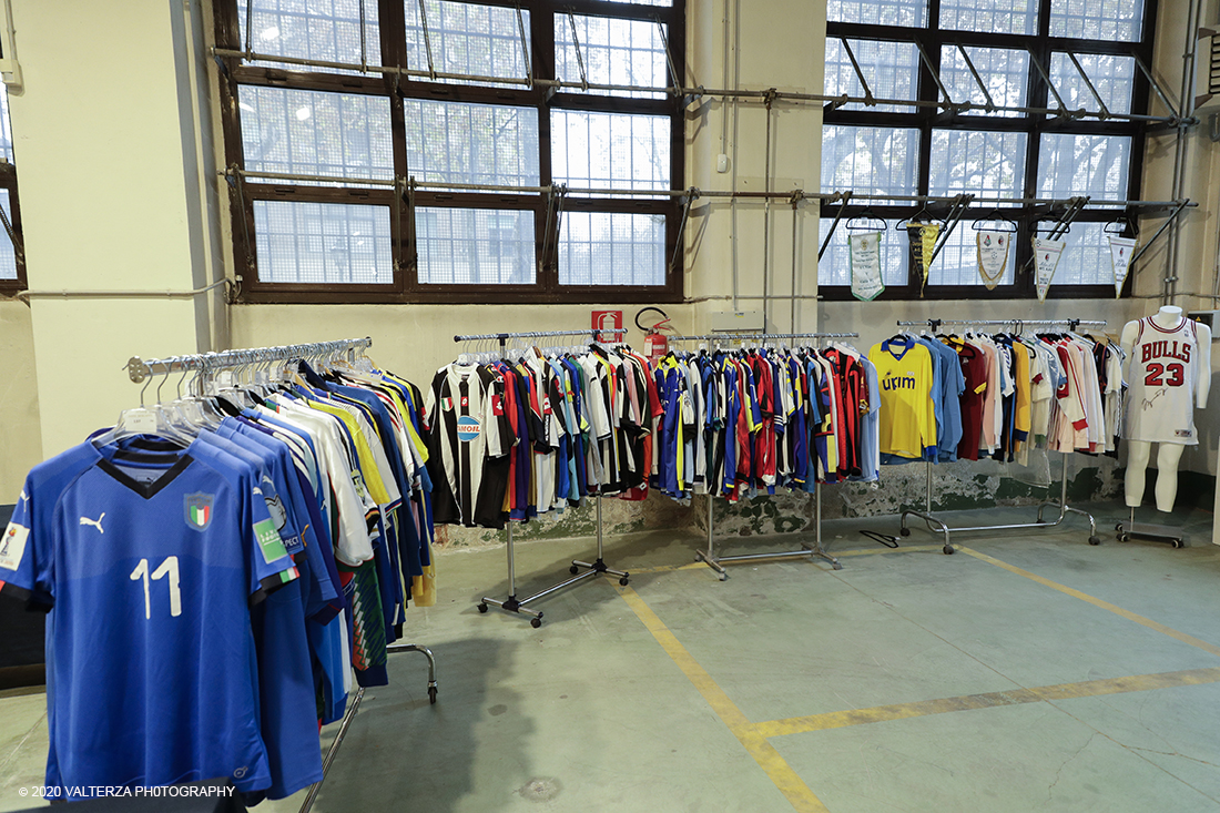 _G3I7906.jpg - 07/12/2020. Torino. Cimeli sportivi dei grandi campioni di ciclismo, calcio e basket. Nella foto  la grande collezione di maglie di vari sport che saranno battute all'asta.