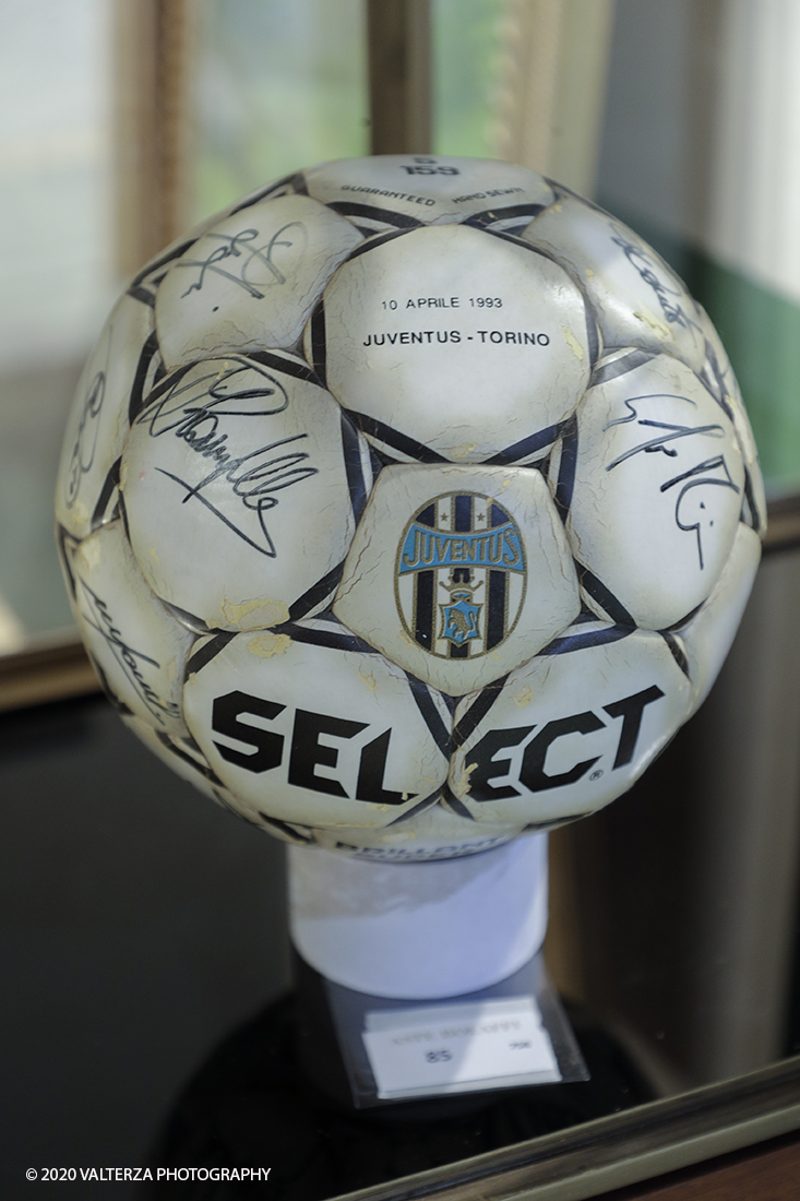 _G3I7914.jpg - 07/12/2020. Torino. Cimeli sportivi dei grandi campioni di ciclismo, calcio e basket. Nella foto Juventus F.C. â€“ Pallone Select - Stagione 1992-93Pallone in materiali sintetici con stampa della partita Juventus Torino del 10 aprile 1993 autografato dalla squadra fra cui Roberto Baggio, Antonio Conte, Gianluca Vialli e Michelangelo Rampulla. Lottto d'asta 85