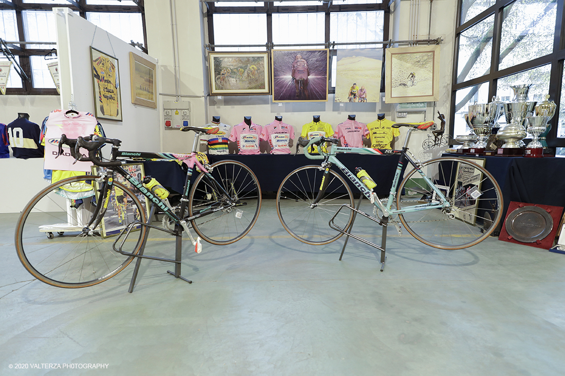 _G3I7936.jpg - 07/12/2020. Torino. Cimeli sportivi dei grandi campioni di ciclismo, calcio e basket. Nella foto parte dell'allestimeento della mostra dell'asta con in pp due biciclette di Pantani