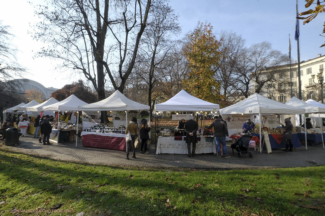 _DSF0244.jpg - 08/12/2019. Torino. La cittÃ  si prepara per la grande celebrazione di fine anno. Nella foto mercatino di Natale al giardino Sambuy di piazza Carlo Felice