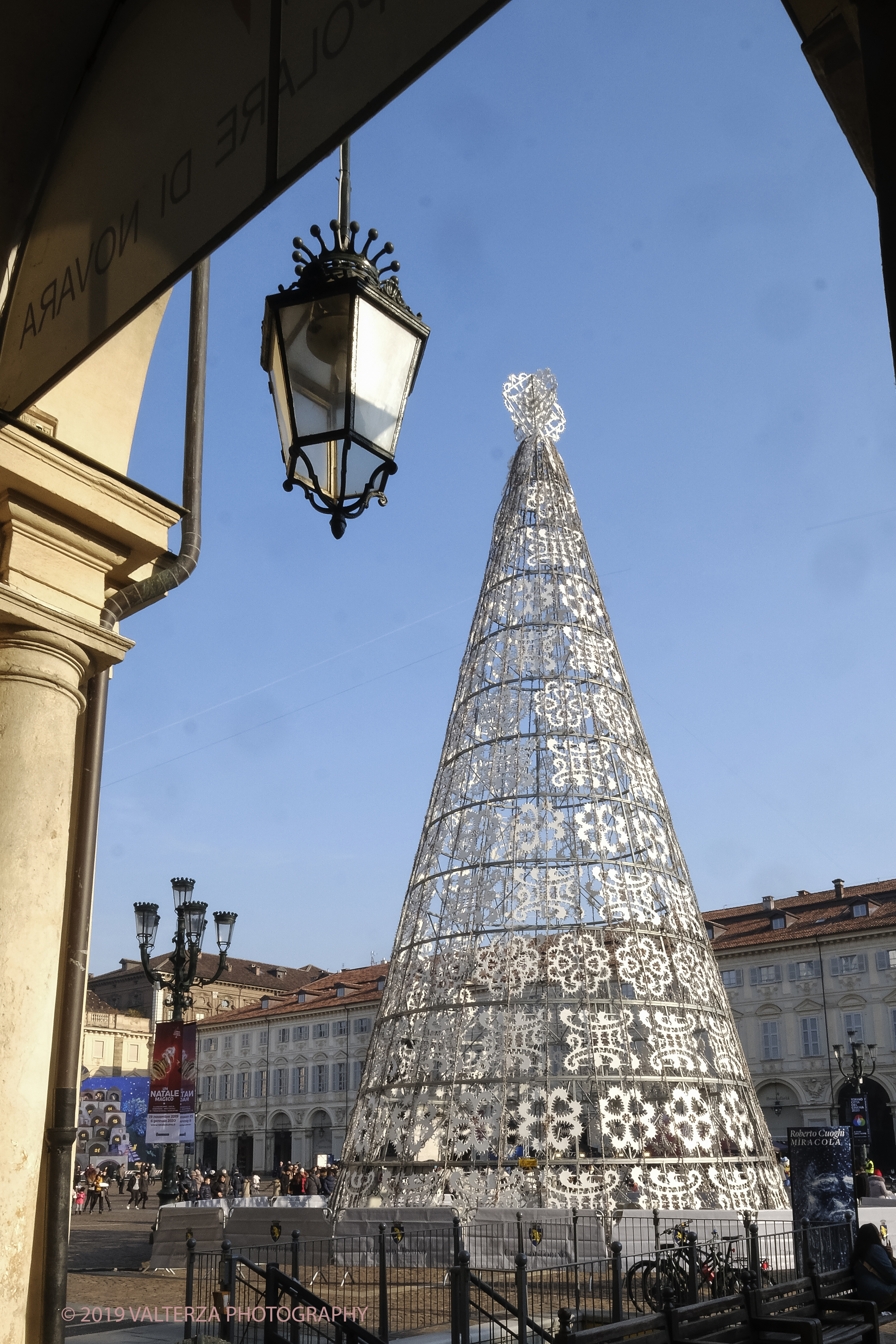 _DSF0272.jpg - 08/12/2019. Torino. La cittÃ  si prepara per la grande celebrazione di fine anno. Nella foto l'albero di Natale in piazza San Carlo