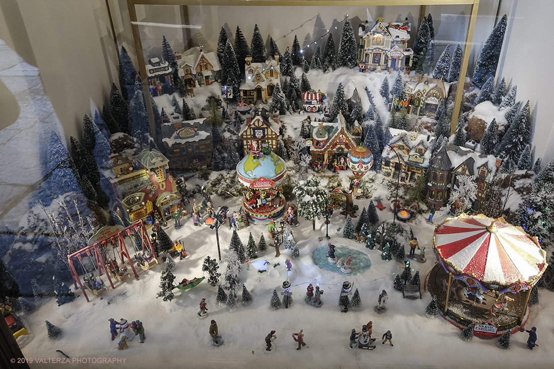 _DSF0277.jpg - 08/12/2019. Torino. La cittÃ  si prepara per la grande celebrazione di fine anno. Nella foto presepe in miniatura in una vetrina del centro cittÃ .