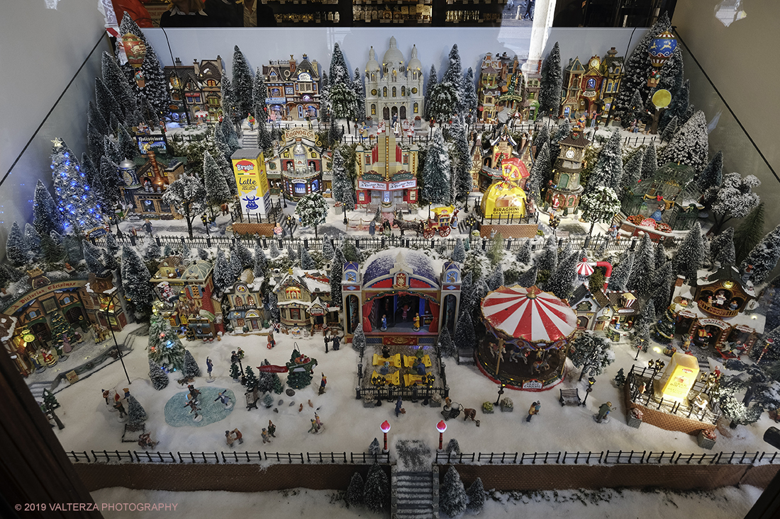 _DSF0280.jpg - 08/12/2019. Torino. La cittÃ  si prepara per la grande celebrazione di fine anno. Nella foto presepe in miniatura in una vetrina del centro cittÃ .