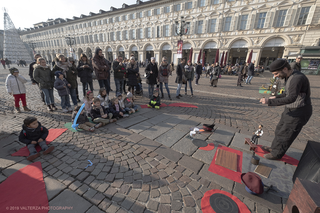 _DSF0296.jpg - 08/12/2019. Torino. La cittÃ  si prepara per la grande celebrazione di fine anno. Nella foto esibizione di un burattinaio in piazza San Carlo