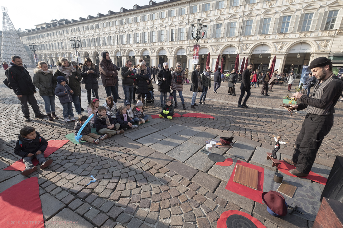 _DSF0301.jpg - 08/12/2019. Torino. La cittÃ  si prepara per la grande celebrazione di fine anno. Nella foto esibizione di un burattinaio in piazza San Carlo