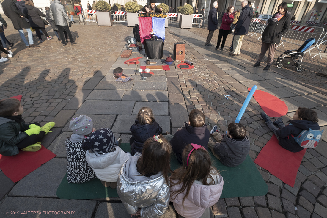 _DSF0310.jpg - 08/12/2019. Torino. La cittÃ  si prepara per la grande celebrazione di fine anno. Nella foto esibizione di un burattinaio in piazza San Carlo