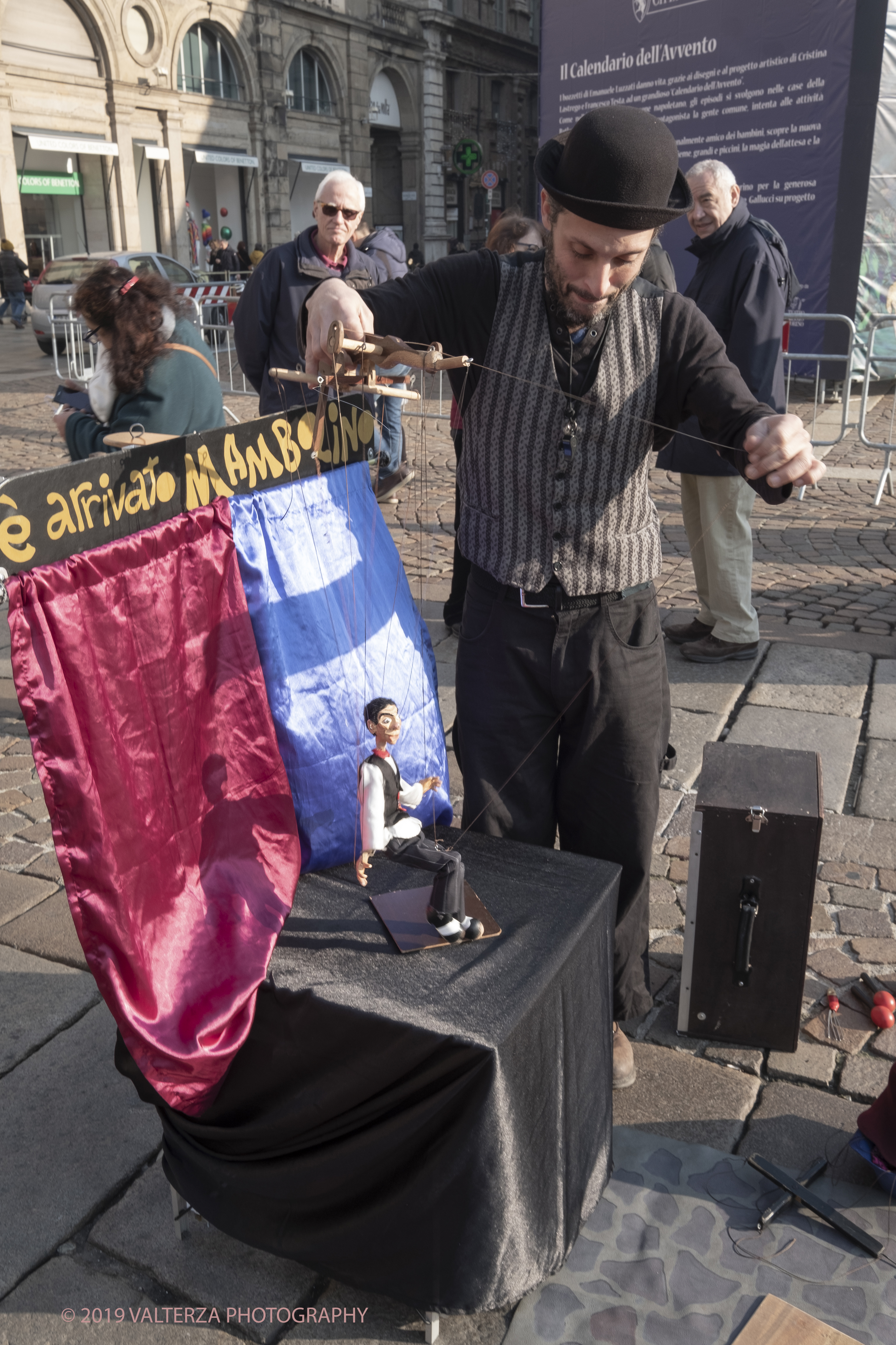 _DSF0322.jpg - 08/12/2019. Torino. La cittÃ  si prepara per la grande celebrazione di fine anno. Nella foto esibizione di un burattinaio in piazza San Carlo