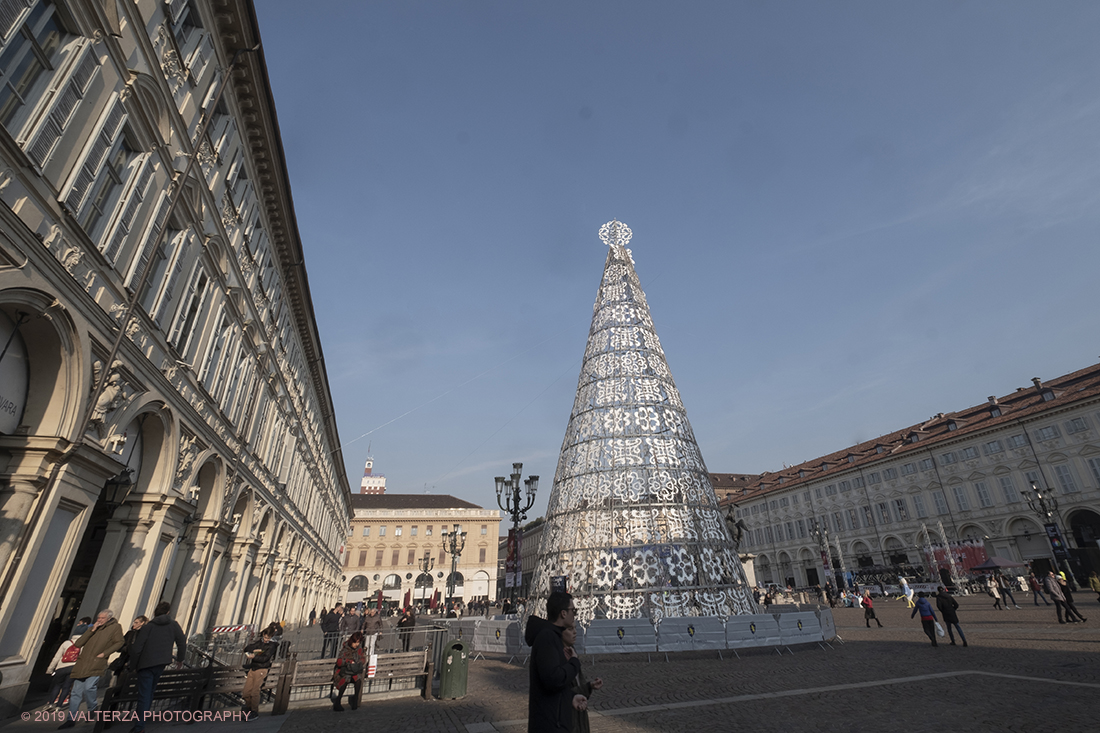 _DSF0327.jpg - 08/12/2019. Torino. La cittÃ  si prepara per la grande celebrazione di fine anno. Nella foto piazza San Carlo con l'albero di Natale