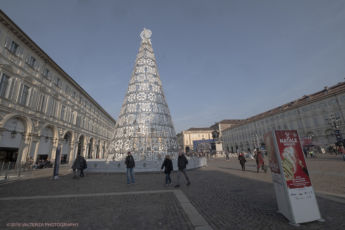 _DSF0338.jpg - 08/12/2019. Torino. La cittÃ  si prepara per la grande celebrazione di fine anno. Nella foto piazza San Carlo con l'albero di Natale