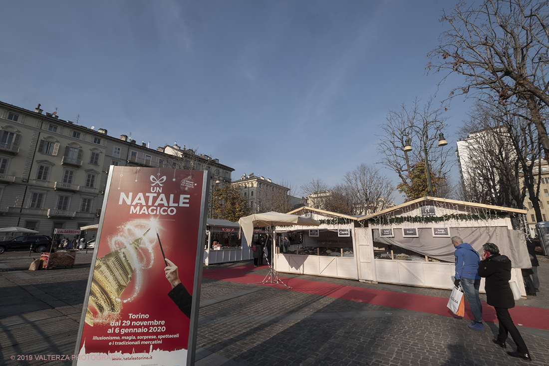 _DSF0342.jpg - 08/12/2019. Torino. La cittÃ  si prepara per la grande celebrazione di fine anno. Nella foto mercatino di Natale in piazza Solferino