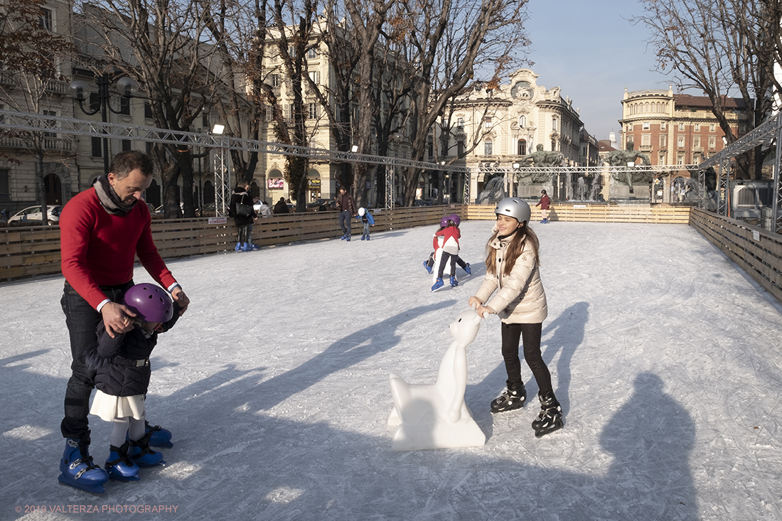 _DSF0378.jpg - 08/12/2019. Torino. La cittÃ  si prepara per la grande celebrazione di fine anno. Nella foto la pista di pattinaggio in piazza Solferino