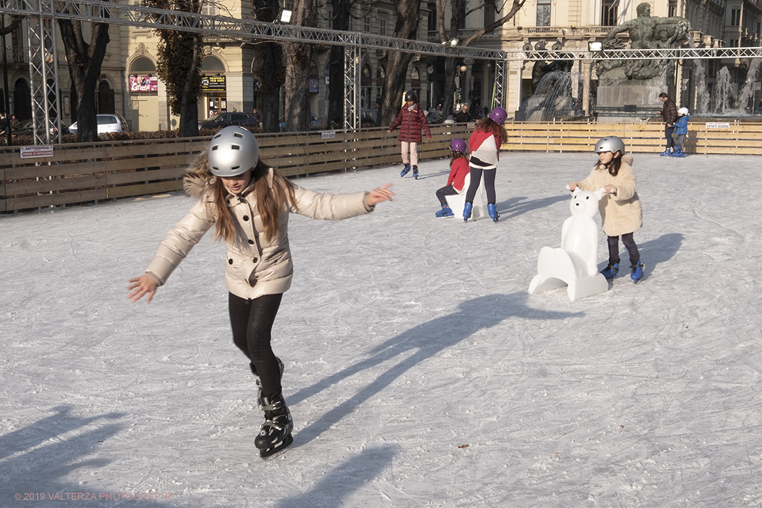 _DSF0403.jpg - 08/12/2019. Torino. La cittÃ  si prepara per la grande celebrazione di fine anno. Nella foto la pista di pattinaggio in piazza Solferino