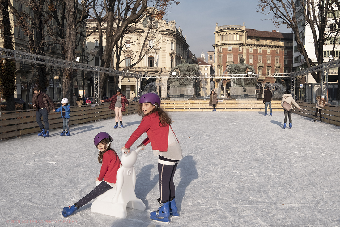 _DSF0445.jpg - 08/12/2019. Torino. La cittÃ  si prepara per la grande celebrazione di fine anno. Nella foto la pista di pattinaggio in piazza Solferino