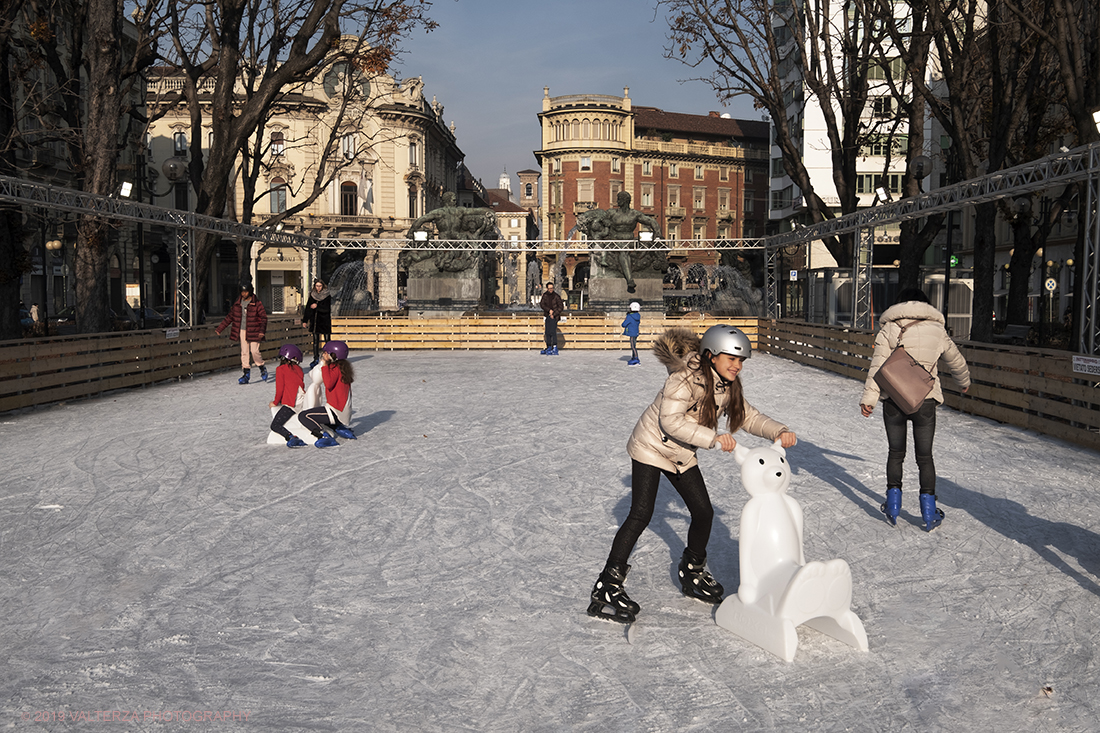 _DSF0461.jpg - 08/12/2019. Torino. La cittÃ  si prepara per la grande celebrazione di fine anno. Nella foto la pista di pattinaggio in piazza Solferino