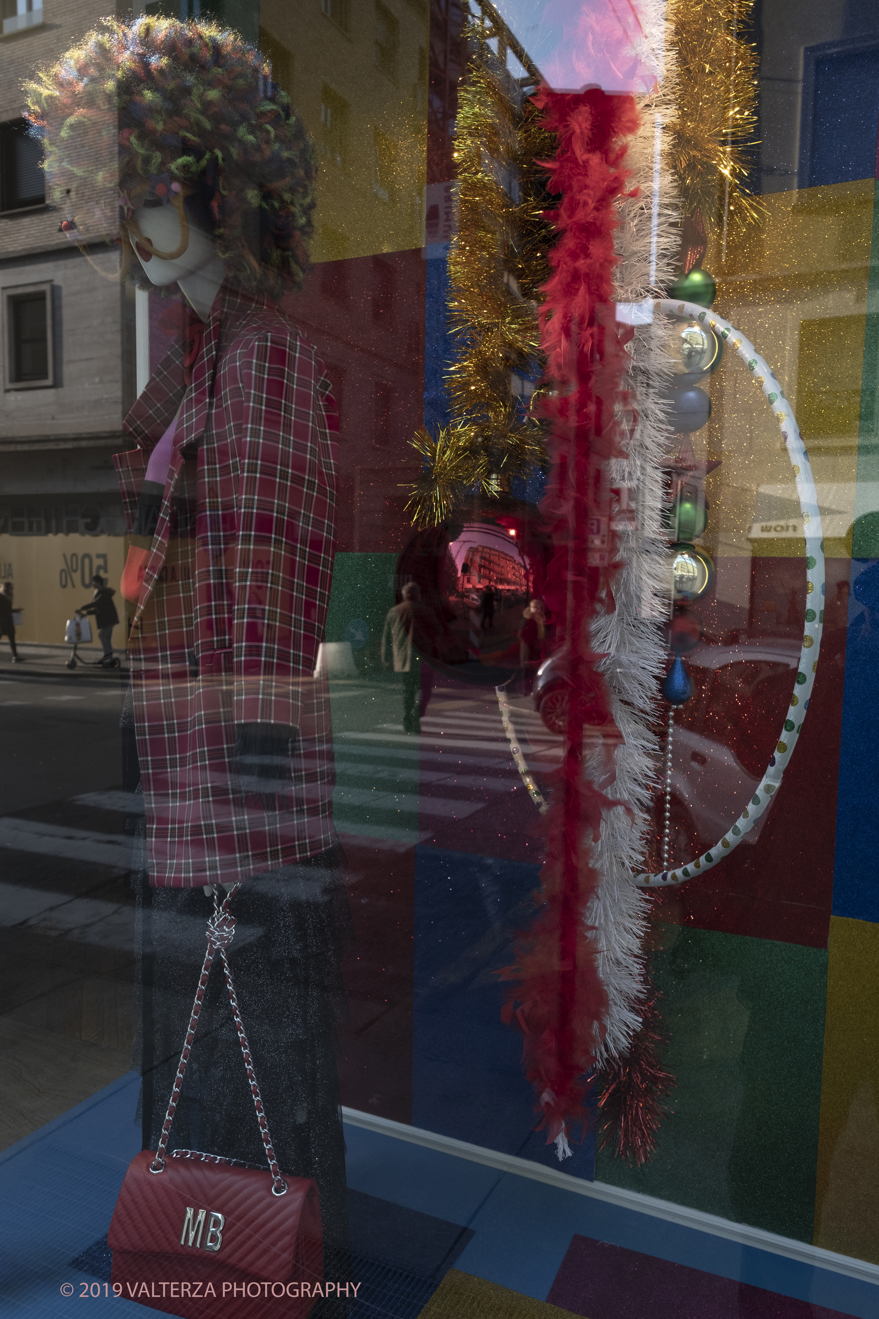 _DSF0538.jpg - 08/12/2019. Torino. La cittÃ  si prepara per la grande celebrazione di fine anno. Nella foto addobbi natalizi in una vetrina del centro.