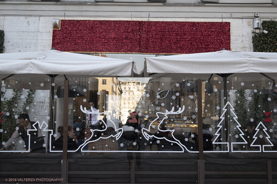 _DSF0544.jpg - 08/12/2019. Torino. La cittÃ  si prepara per la grande celebrazione di fine anno. Nella foto addobbi natalizi nel dehor di un locale.