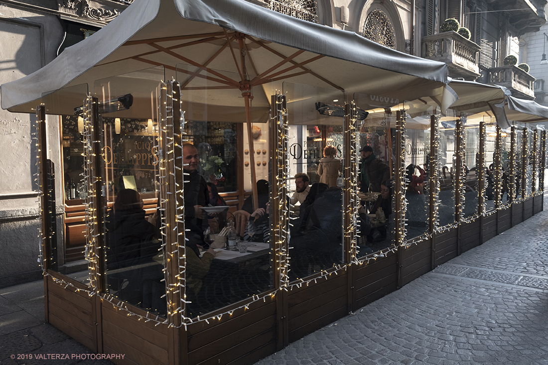 _DSF0551.jpg - 08/12/2019. Torino. La cittÃ  si prepara per la grande celebrazione di fine anno. Nella foto addobbi natalizi nel dehor di un locale.