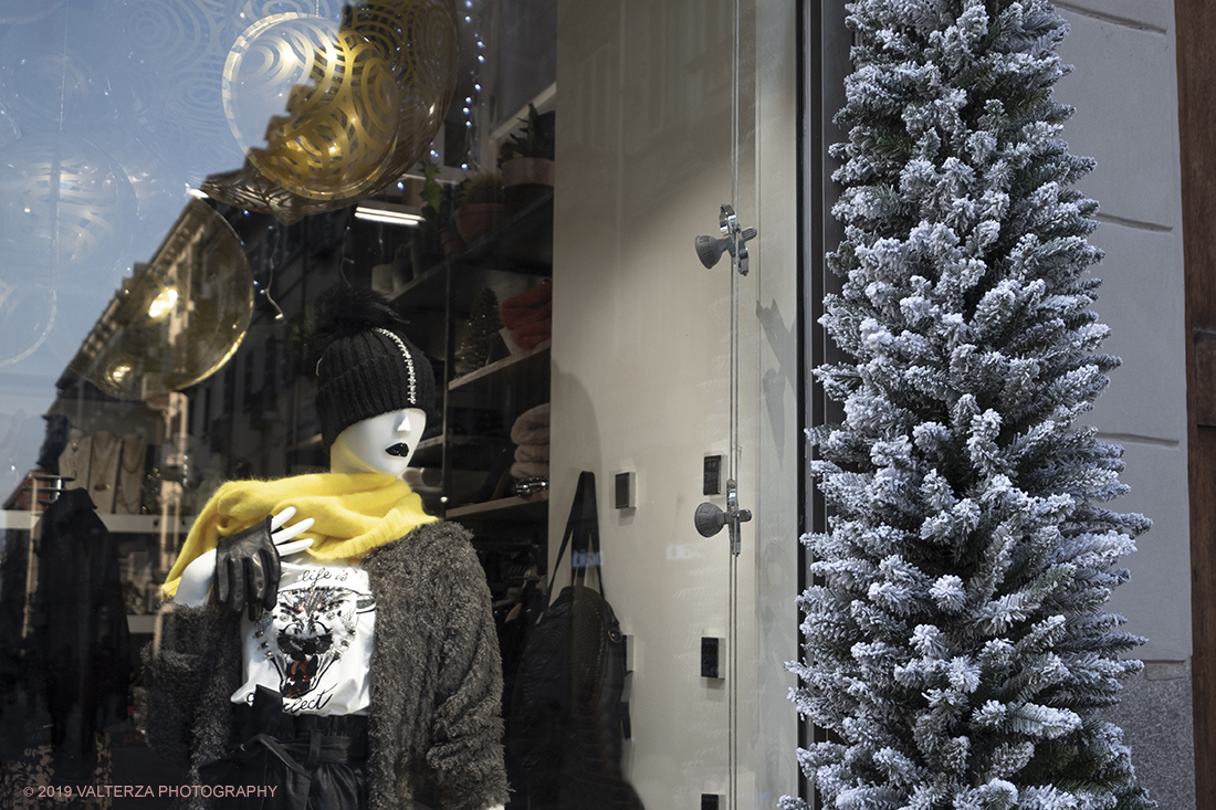 _DSF0556.jpg - 08/12/2019. Torino. La cittÃ  si prepara per la grande celebrazione di fine anno. Nella foto addobbi natalizi in una vetrina del centro.