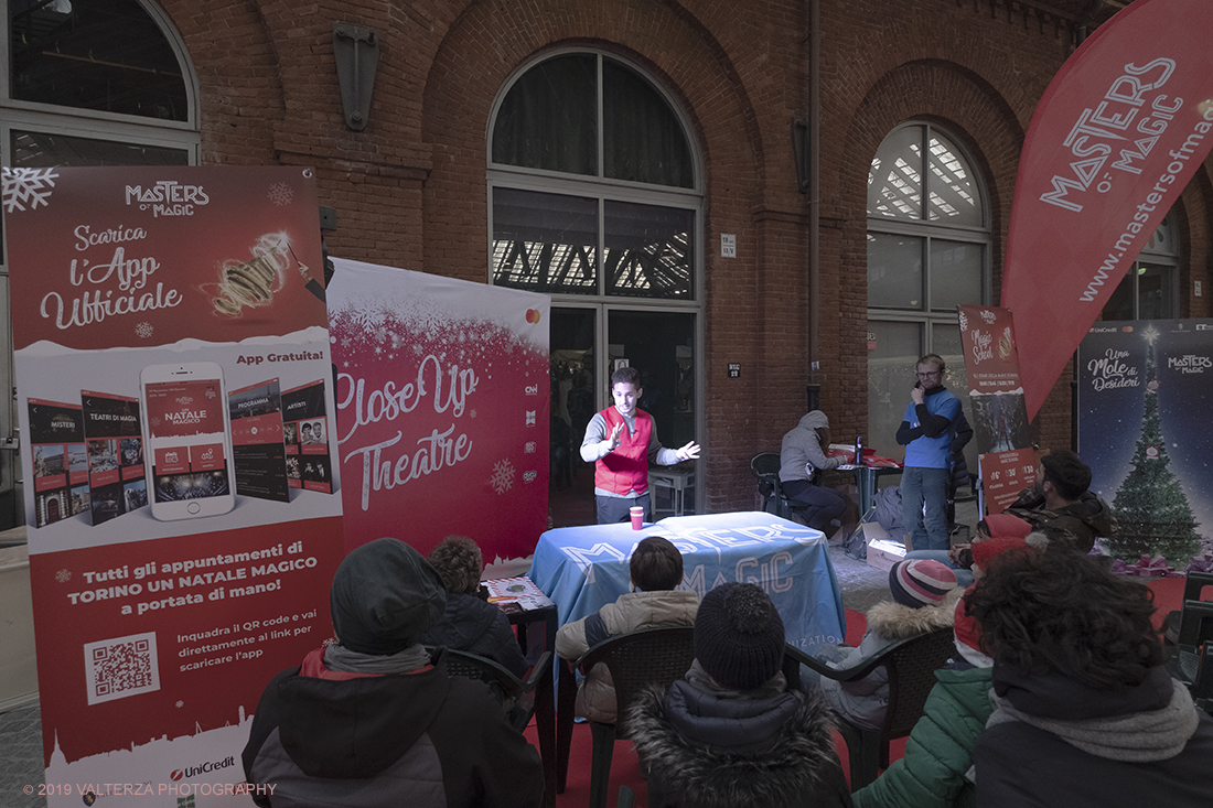 _DSF0599.jpg - 08/12/2019. Torino. La cittÃ  si prepara per la grande celebrazione di fine anno. Nella foto lezioni di magia per i piÃ¹ piccini al mercatino di Natale del Maglio