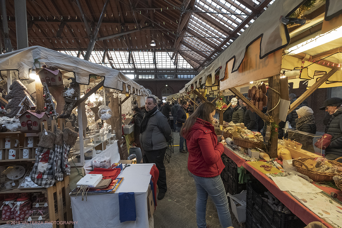 _DSF0654.jpg - 08/12/2019. Torino. La cittÃ  si prepara per la grande celebrazione di fine anno. Nella foto mercatino di Natale al cortile del Maglio.