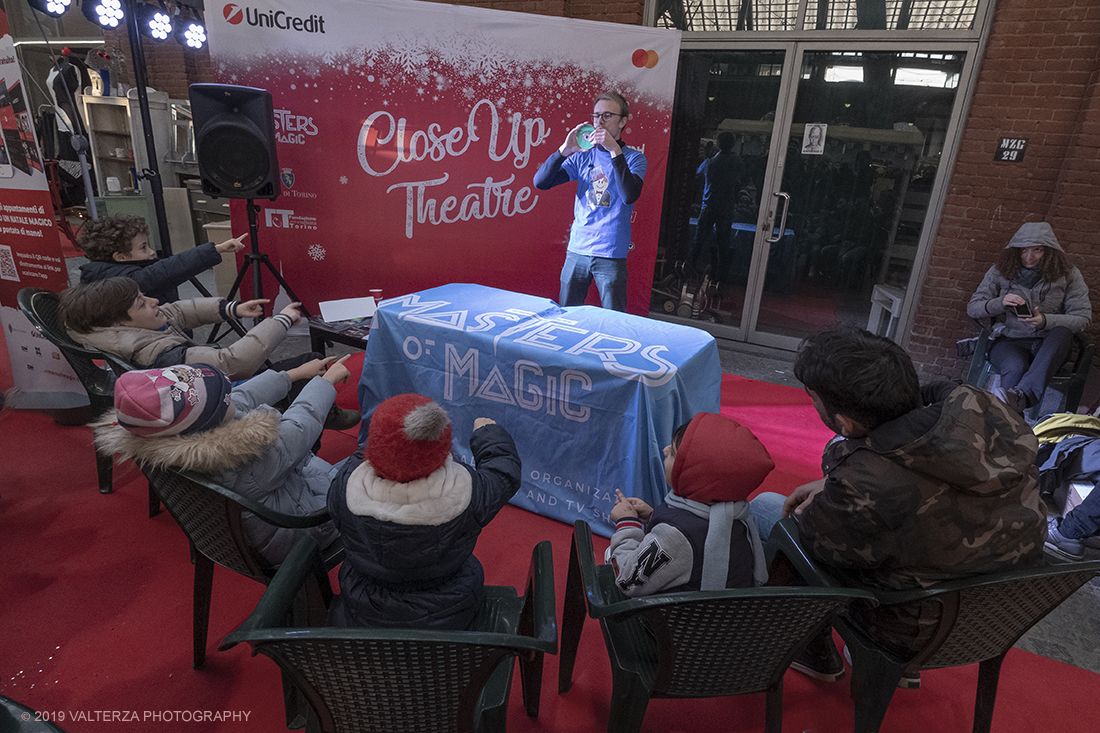 _DSF0692.jpg - 08/12/2019. Torino. La cittÃ  si prepara per la grande celebrazione di fine anno. Nella foto lezioni di magia per i piÃ¹ piccini al mercatino di Natale del Maglio