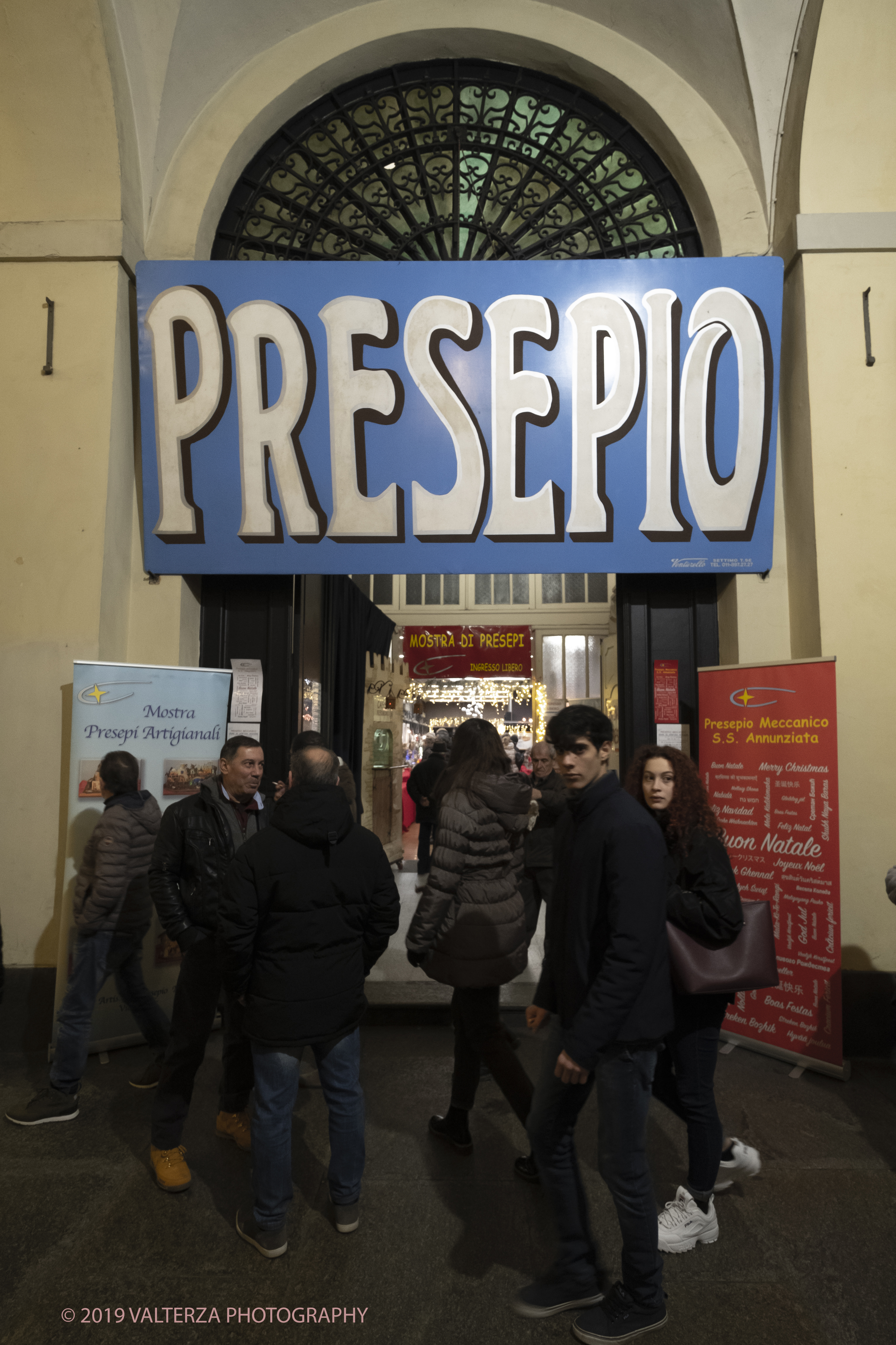 _DSF0801.jpg - 08/12/2019. Torino. La cittÃ  si prepara per la grande celebrazione di fine anno. Nella foto ingresso alla mostra dei presepi artigianali in via Po