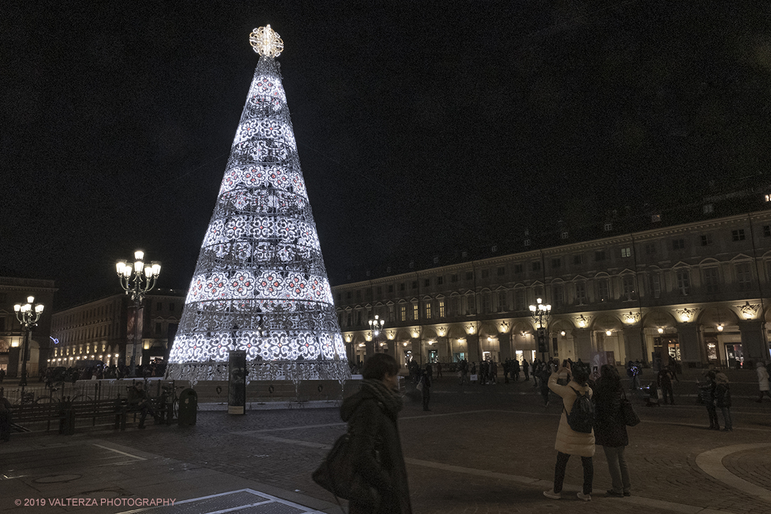 _DSF8017.jpg - 08/12/2019. Torino. La cittÃ  si prepara per la grande celebrazione di fine anno. Nella foto piazza San Carlo con l'albero di Natale