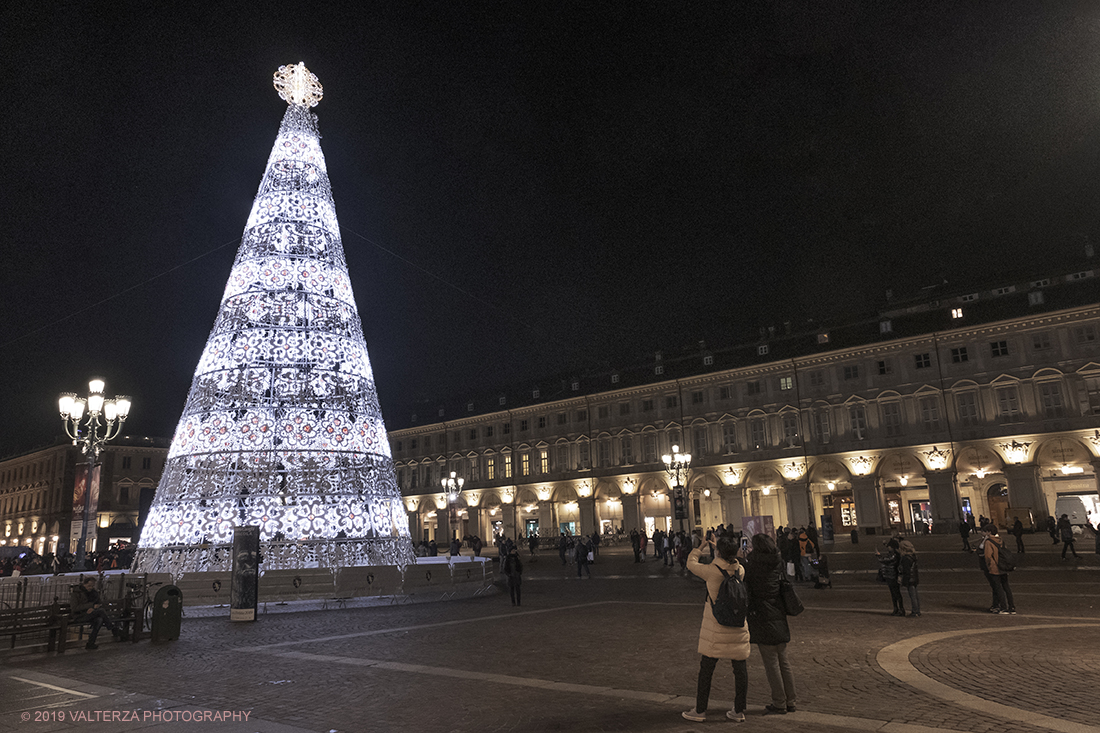 _DSF8025.jpg - 08/12/2019. Torino. La cittÃ  si prepara per la grande celebrazione di fine anno. Nella foto piazza San Carlo con l'albero di Natale