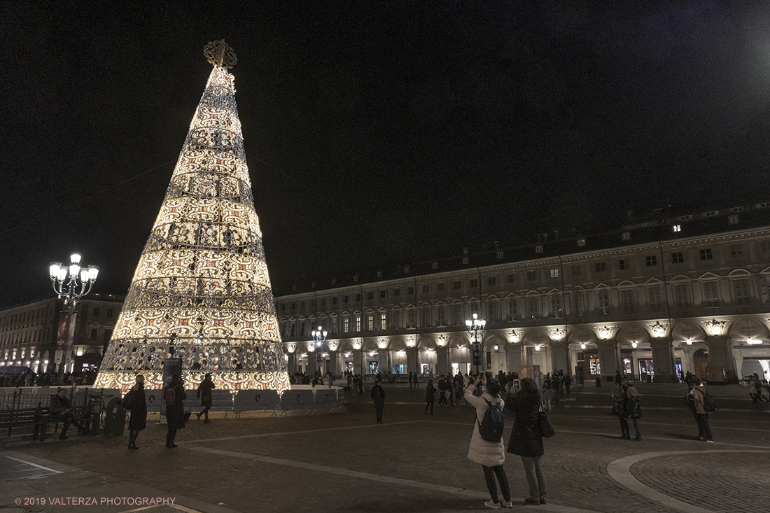 _DSF8038.jpg - 08/12/2019. Torino. La cittÃ  si prepara per la grande celebrazione di fine anno. Nella foto piazza San Carlo con l'albero di Natale