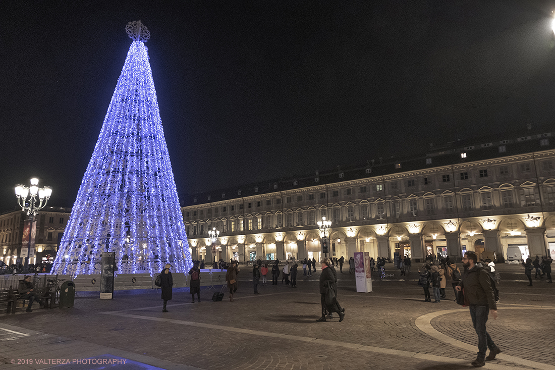 _DSF8048.jpg - 08/12/2019. Torino. La cittÃ  si prepara per la grande celebrazione di fine anno. Nella foto piazza San Carlo con l'albero di Natale