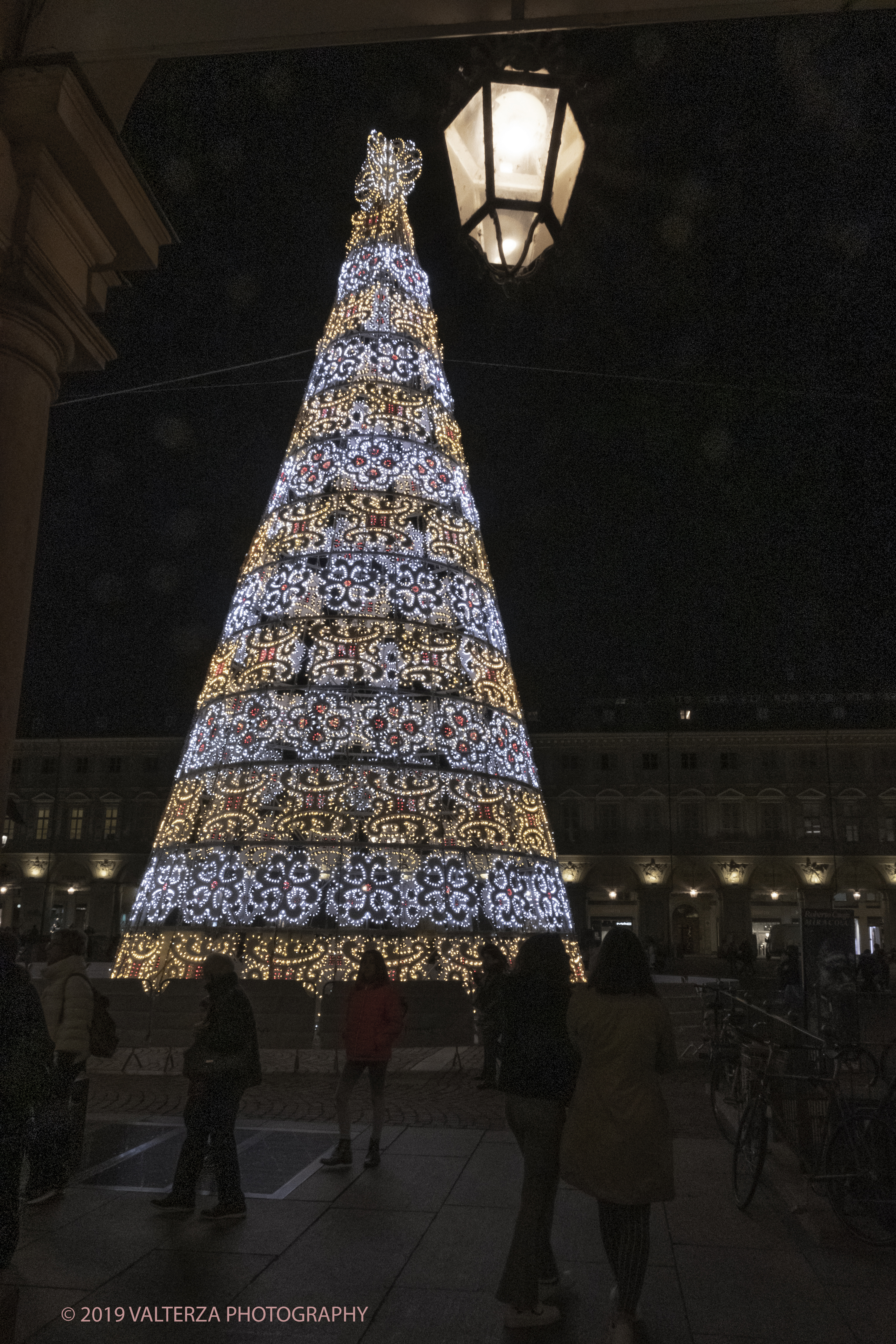 _DSF8052.jpg - 08/12/2019. Torino. La cittÃ  si prepara per la grande celebrazione di fine anno. Nella foto l'albero di Natale in piazza San Carlo