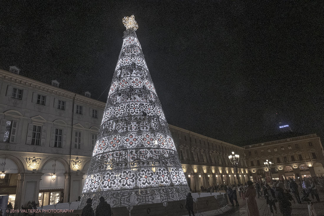 _DSF8105.jpg - 08/12/2019. Torino. La cittÃ  si prepara per la grande celebrazione di fine anno. Nella foto piazza San Carlo con l'albero di Natale