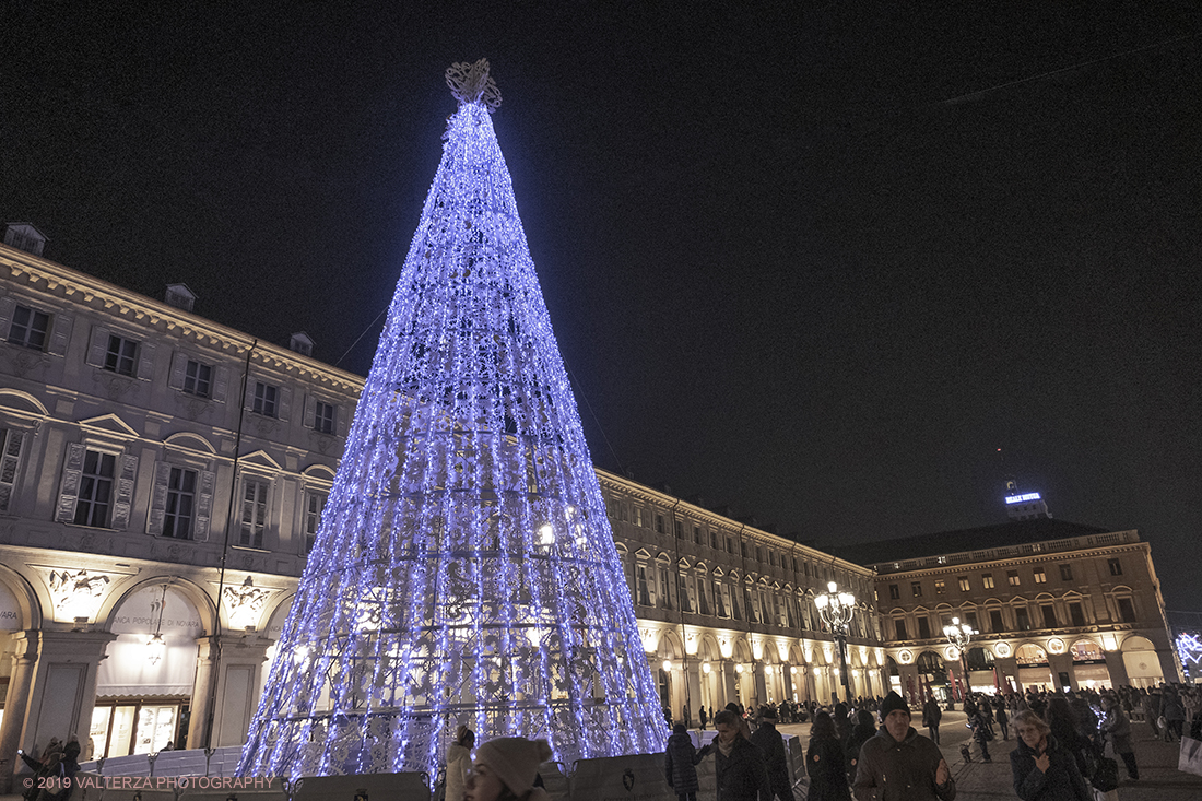 _DSF8111.jpg - 08/12/2019. Torino. La cittÃ  si prepara per la grande celebrazione di fine anno. Nella foto piazza San Carlo con l'albero di Natale