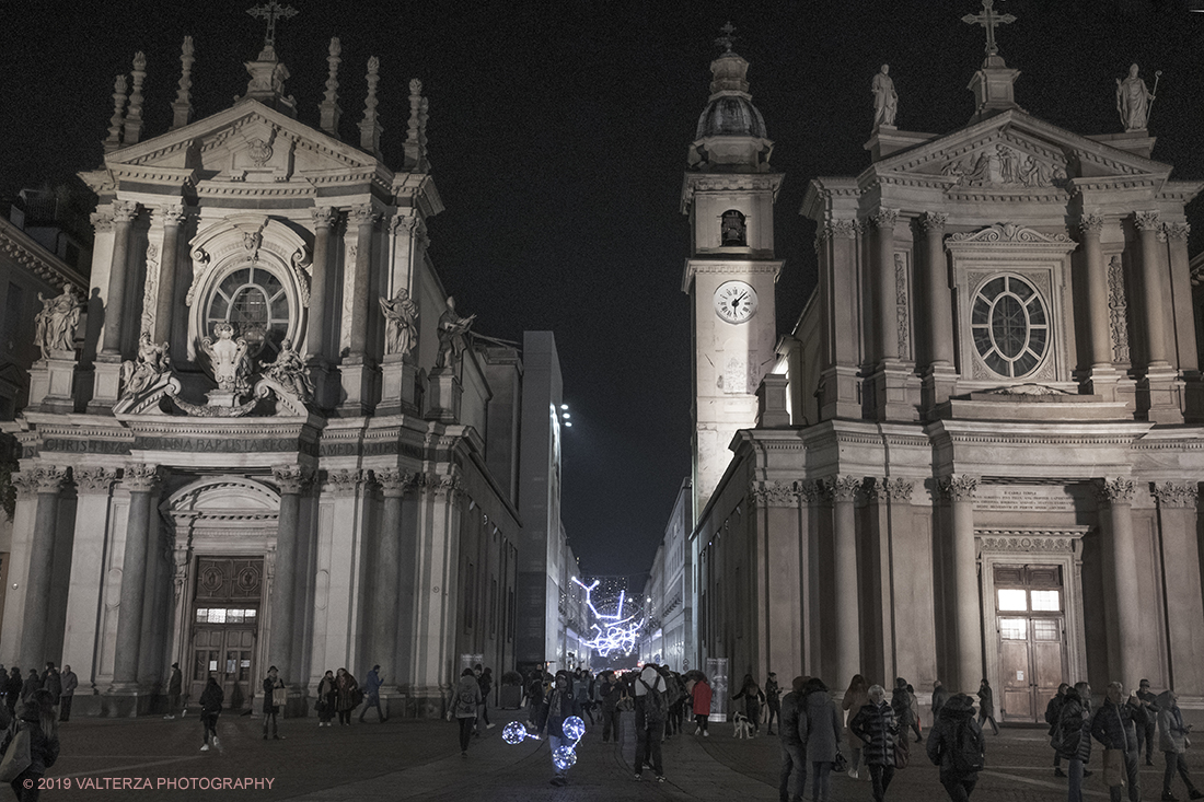 _DSF8123.jpg - 08/12/2019. Torino. La cittÃ  si prepara per la grande celebrazione di fine anno. Nella foto piazza San Carlo e le luci d'artista in Via Roma