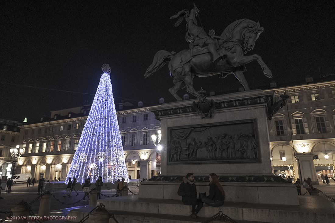 _DSF8145.jpg - 08/12/2019. Torino. La cittÃ  si prepara per la grande celebrazione di fine anno. Nella foto piazza San Carlo con l'albero di Natale