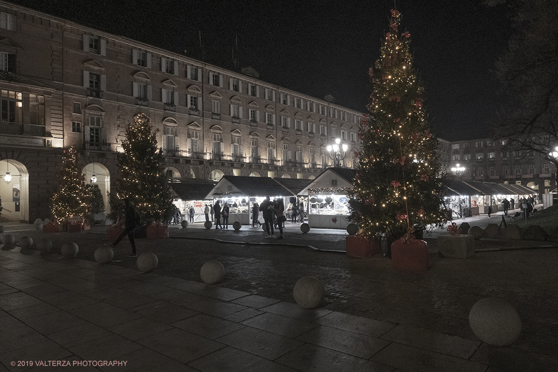 _DSF8177.jpg - 08/12/2019. Torino. La cittÃ  si prepara per la grande celebrazione di fine anno. Nella foto mercatino di Natale in piazza Castello