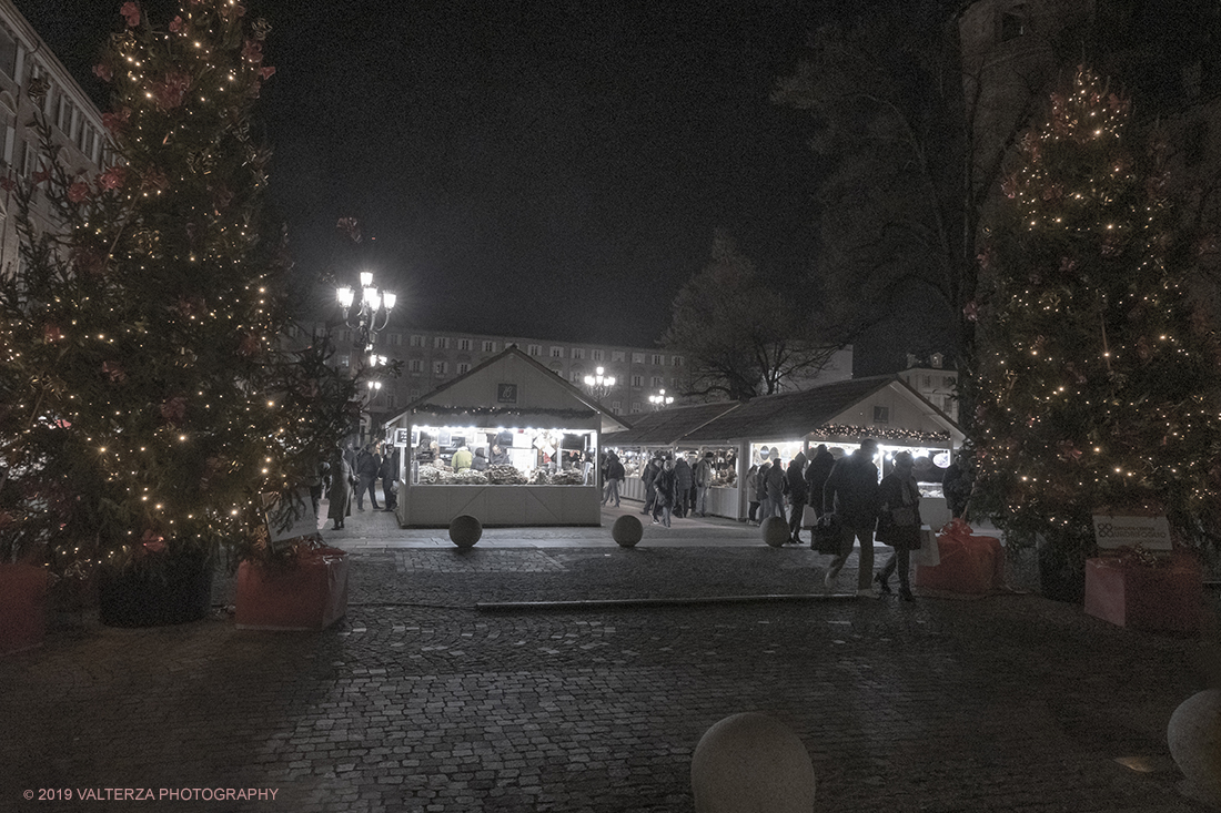 _DSF8179.jpg - 08/12/2019. Torino. La cittÃ  si prepara per la grande celebrazione di fine anno. Nella foto mercatino di Natale in piazza Castello