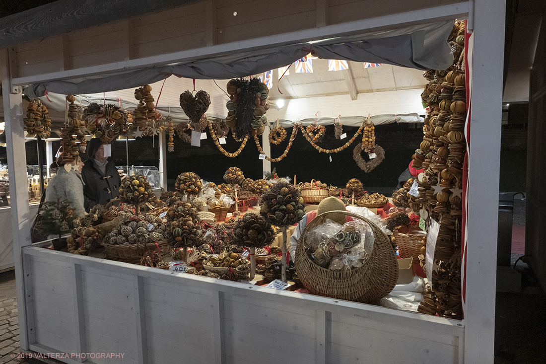 _DSF8182.jpg - 08/12/2019. Torino. La cittÃ  si prepara per la grande celebrazione di fine anno. Nella foto addobbi natalizi al mercatino di natale di piazza Castello