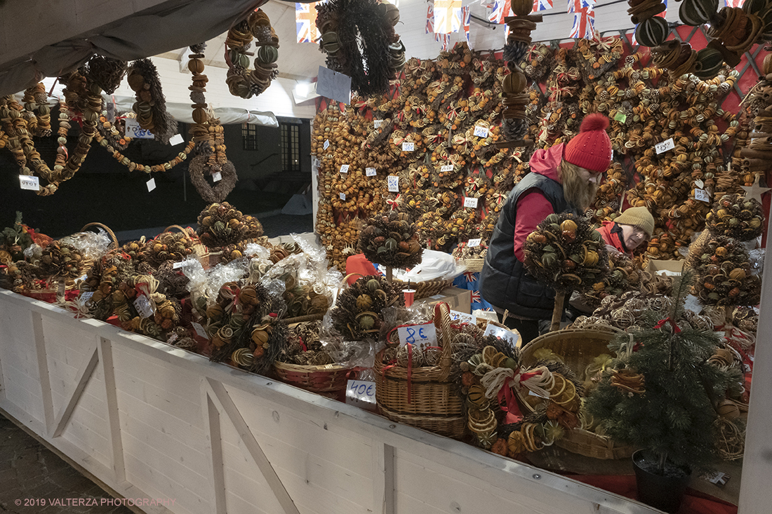 _DSF8185.jpg - 08/12/2019. Torino. La cittÃ  si prepara per la grande celebrazione di fine anno. Nella foto addobbi natalizi al mercatino di natale di piazza Castello