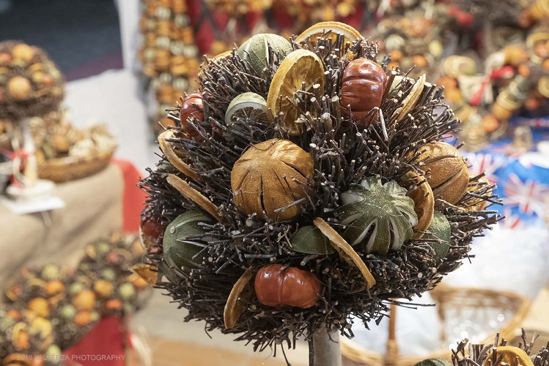 _DSF8189.jpg - 08/12/2019. Torino. La cittÃ  si prepara per la grande celebrazione di fine anno. Nella foto addobbi natalizi al mercatino di natale di piazza Castello